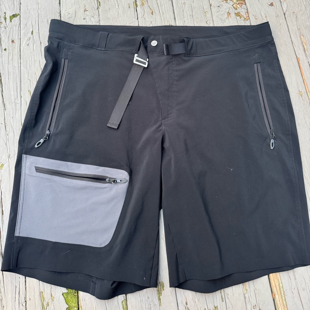 Columbia • Titan Pass / shorts men / size 40